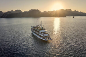 Read more about the article Morning vs Afternoon: Best Departure Time for Halong Bay Day Cruise