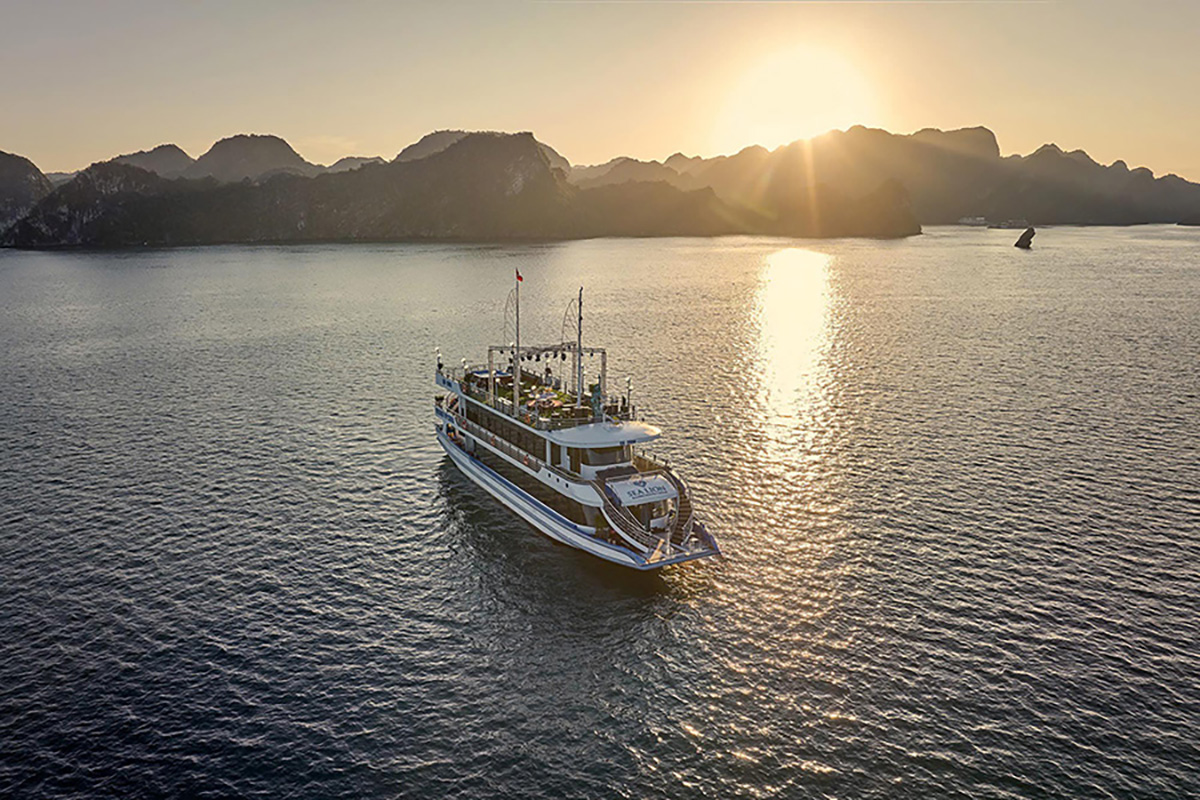 Read more about the article Morning vs Afternoon: Best Departure Time for Halong Bay Day Cruise