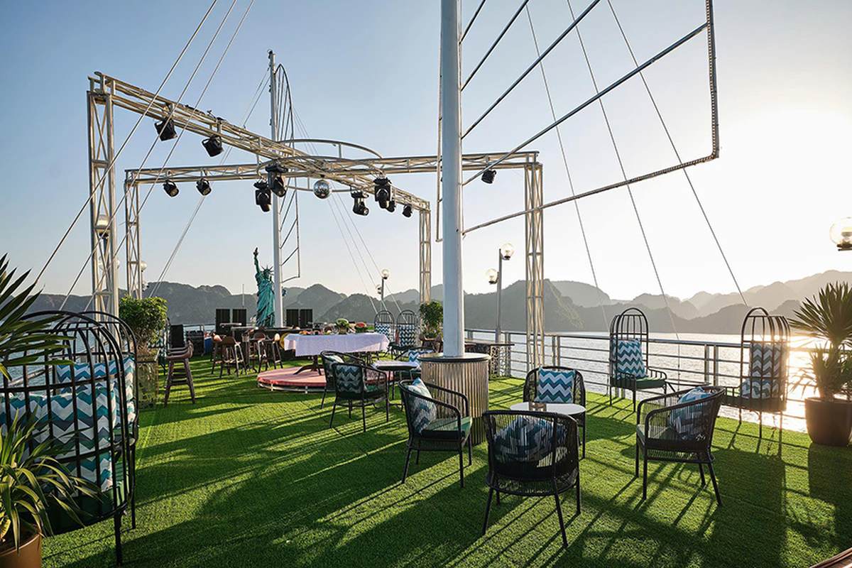 You are currently viewing Christmas in Halong Bay: A Festive 6 Hours on Sea Lion Cruise