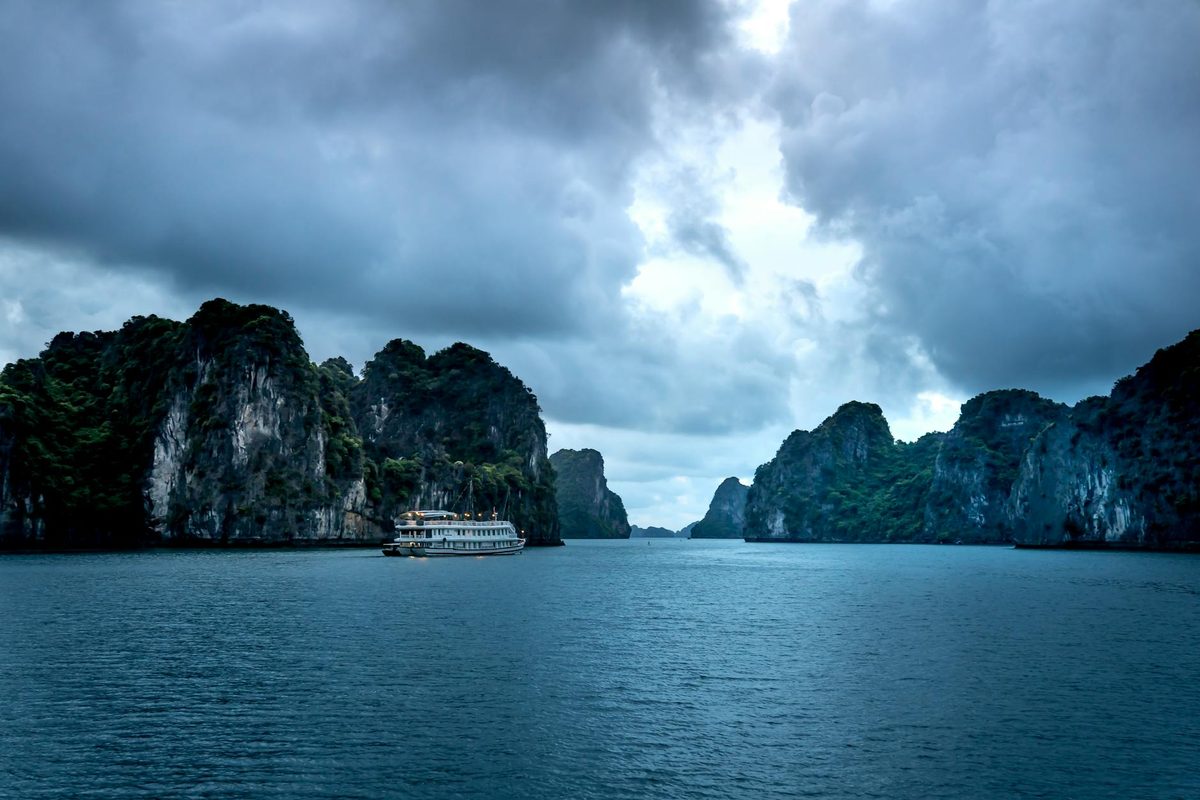 You are currently viewing Halong Bay Cruise Children Policy: Ages, Prices & Family Tips