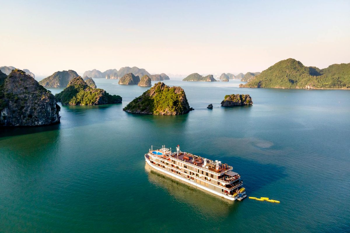 Read more about the article Halong Bay Day Trip: 10 Things First-Timers Should Know