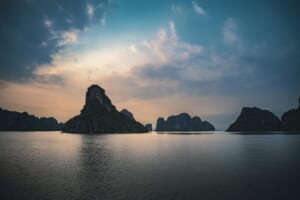 Read more about the article Halong Bay in Spring: March–May Day Cruise Weather & Tips