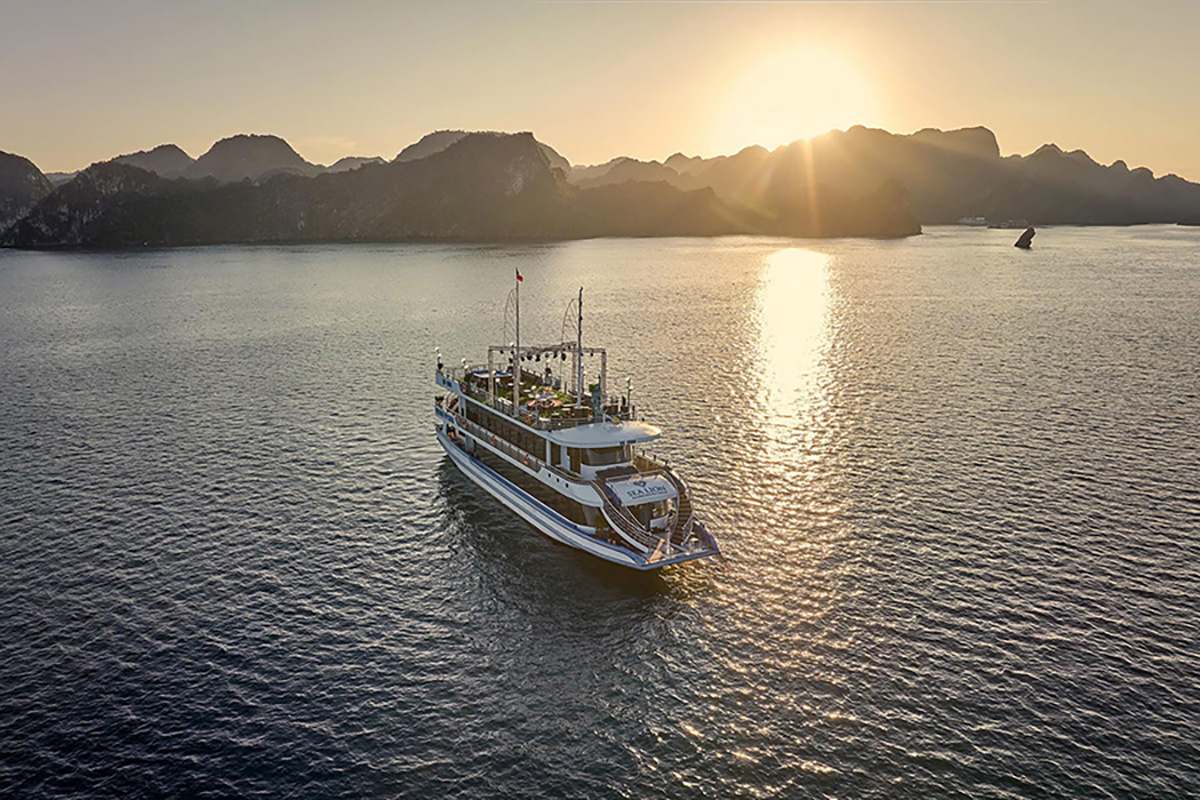 Read more about the article Halong Bay Photography Guide: Best Shots from Sea Lion Cruise