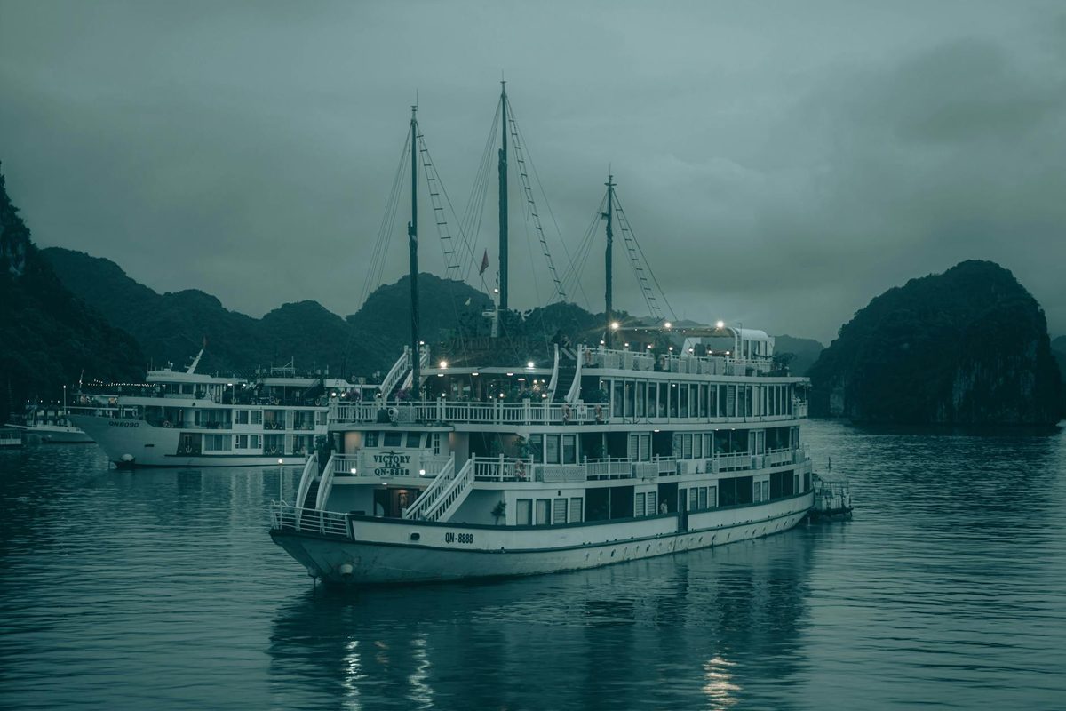 Read more about the article Jade Sails Halong Bay vs Sea Lion: Budget vs Luxury Day Cruise