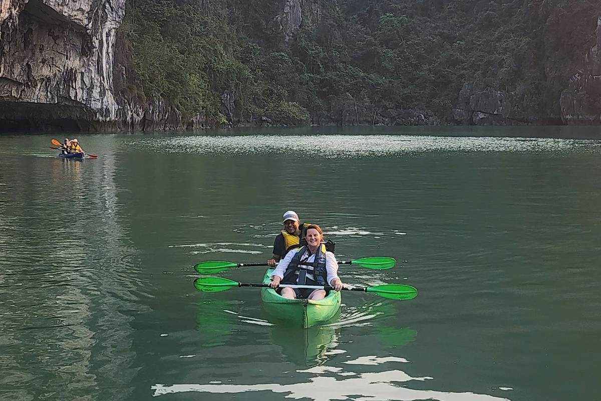 You are currently viewing Luon Cave Kayaking Halong Bay: A Sea Lion Cruise Activity Guide