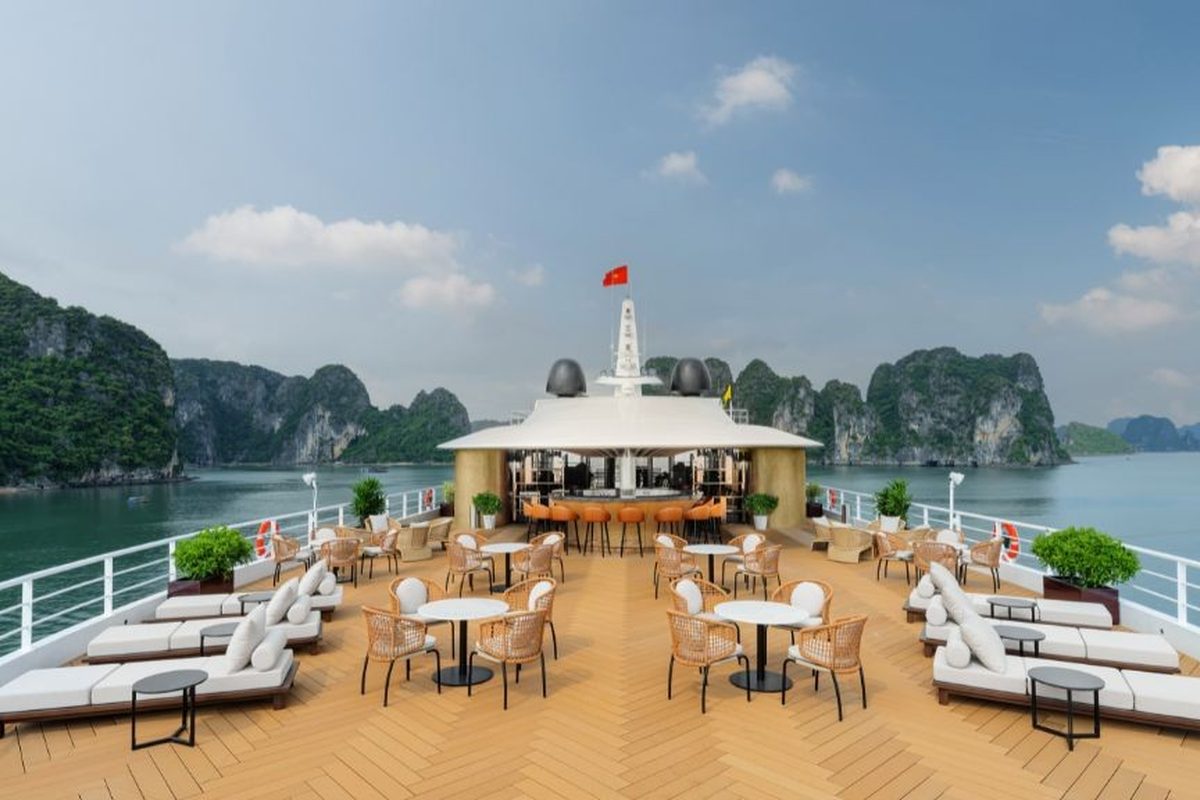 Read more about the article Swimming in Halong Bay: Where, When & What to Bring on Sea Lion