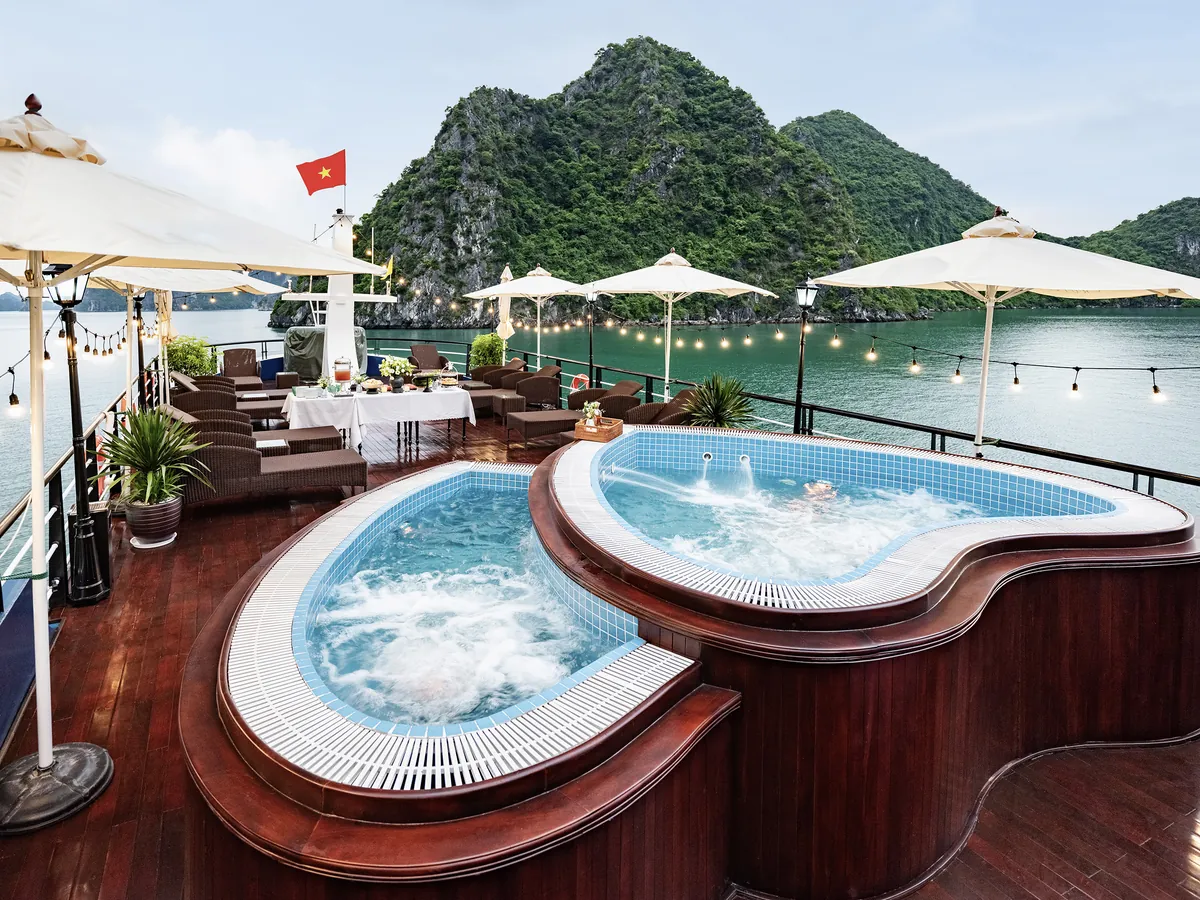 Sea Lion Sundeck with Jacuzzi